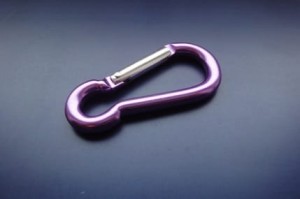 Karabińczyk aluminiowy 6x60 fioletowy ART MH8488