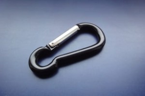 Karabińczyk aluminiowy 6x60 czarny ART MH8488